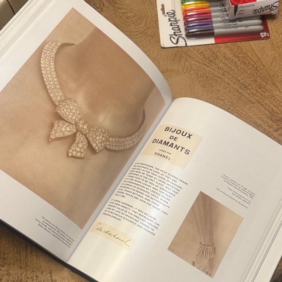 CHANEL coffee table Book with Black and White Cover - Picture 6 of 8